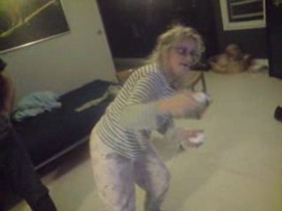 ma mere ,une bonne technique sur sa wii