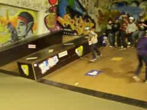 Ollie par dessus petite table...