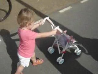 Elora promène son bébé....