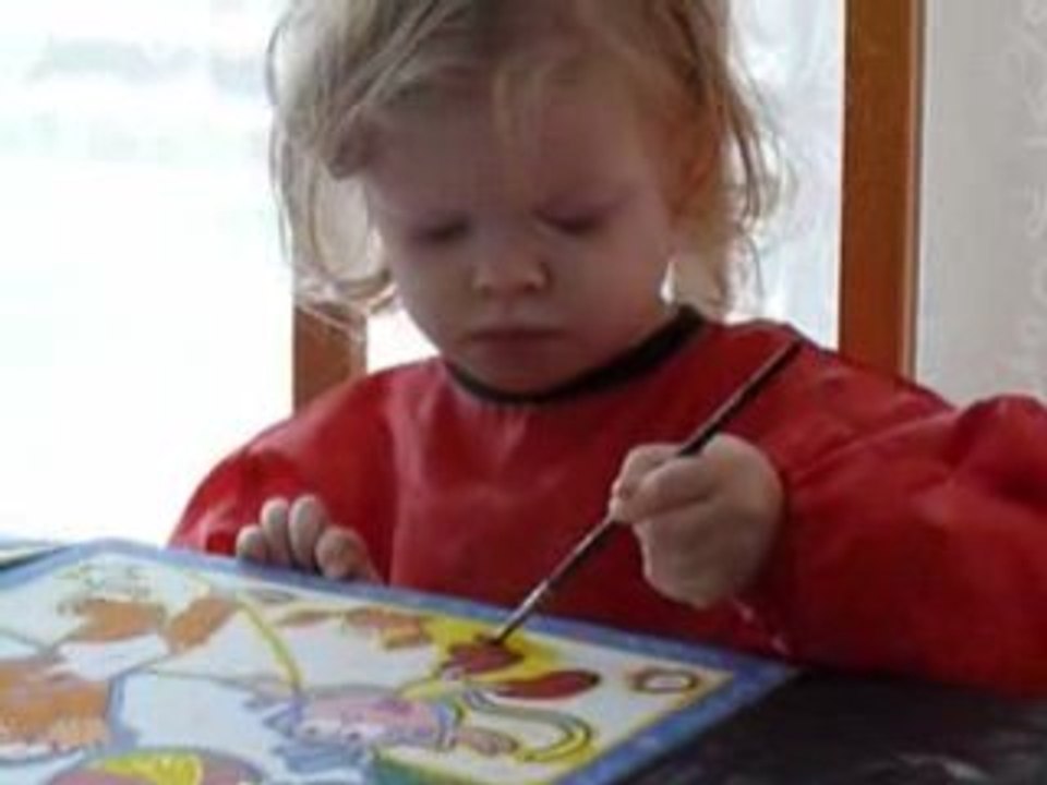 Chloé et Léna font de la peinture