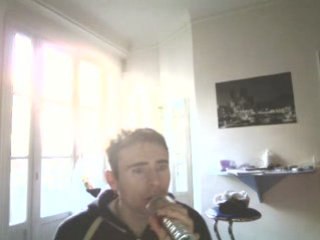 Wiwi égratigne "I'm a man not a boy"