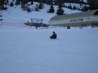Célia fait de la luge toute seule