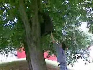 Théo qui fait le makak