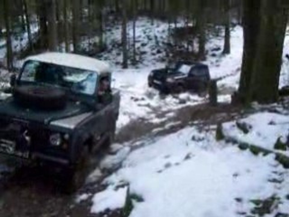 Patrol plantage sur neige tiré par un land 90