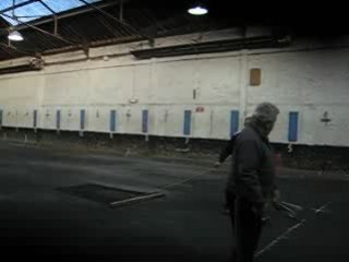 un Guy prend soin du terrain, l'autre Guy regarde hihihi!!!!