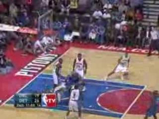 Jason Maxiell denies Gortat an easy slam inside the paint.