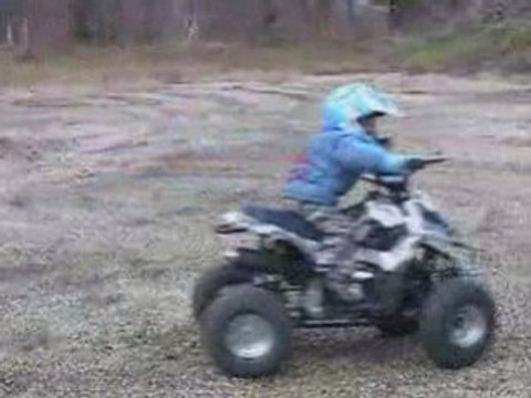 romain 4 ans premiers tours de roues en mini quad
