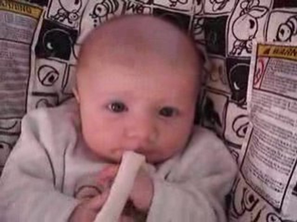 Antonin mange la queue du mickey