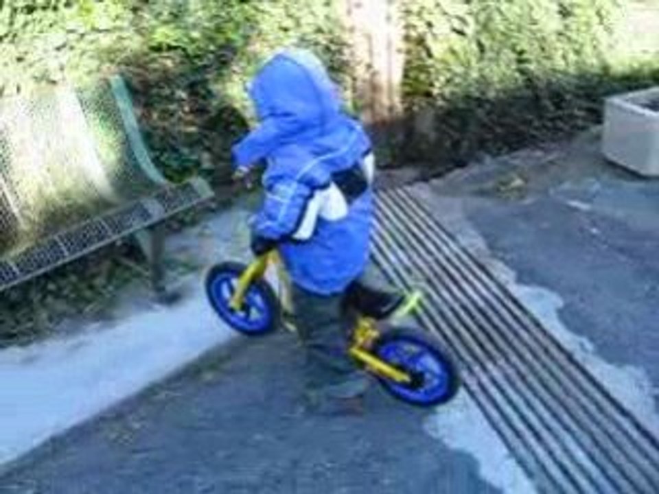 Pas encore 3 ans, déjà grand cycliste ! (3)