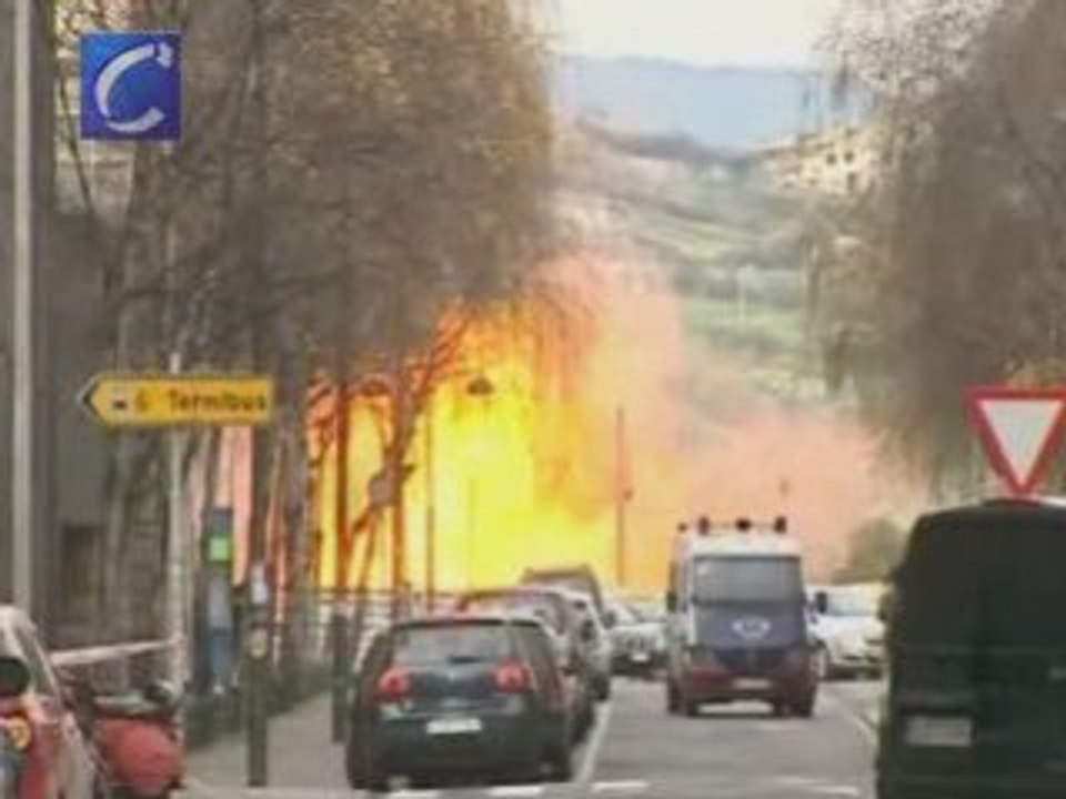 ETA hace estallar una furgoneta bomba en la sede de EiTB