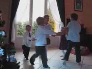 Les loulous chantent petit papa Noël