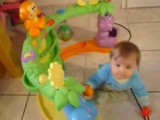 emma joue avec ses jouets de noel