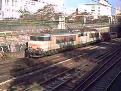 BB 7373 nez cassé+BB 7400 nez cassé+2 trains TER à Lyon le 25.10.08