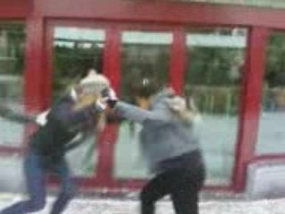 Neige - Megan et Noelia tombe