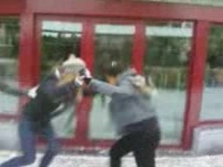 Neige - Megan et Noelia tombe