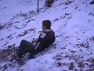 sylvain descente avec un couvercle de poubelle