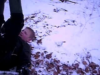 moi descente avec un couvercle de poubelle