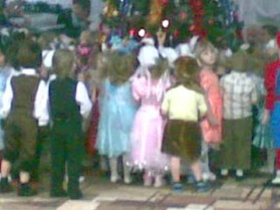 Утренник в детском саду у дочери Дарьи.