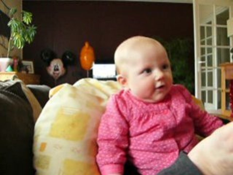 camille gazouille et veut se redresser !!