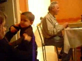 Yanis maitrise sa tante. Noël 2008
