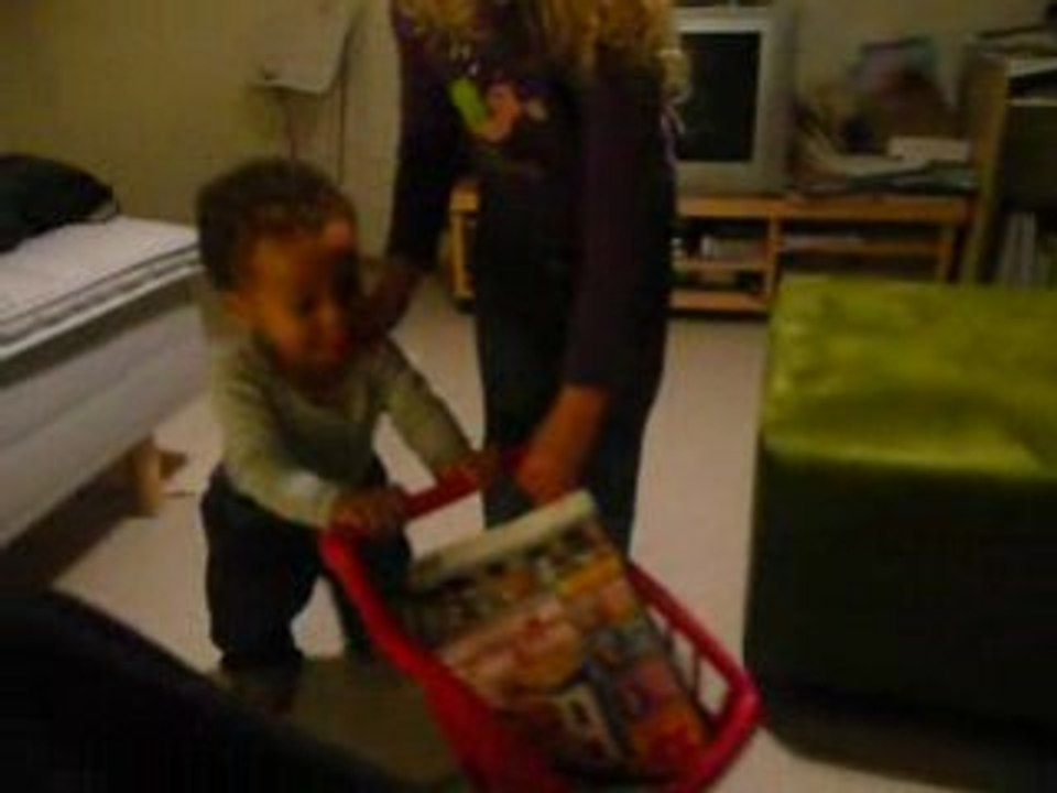 Ebby fait les courses avec sa tata Noël 2008