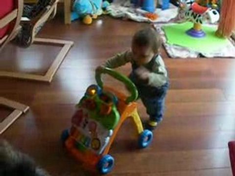 ARTHUR MARCHE AVEC SON TROTTEUR