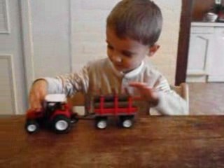 Grégoire découvre le cadeau de Maïté