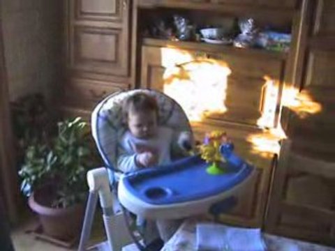 Tenaya joue avec sa voiture !!