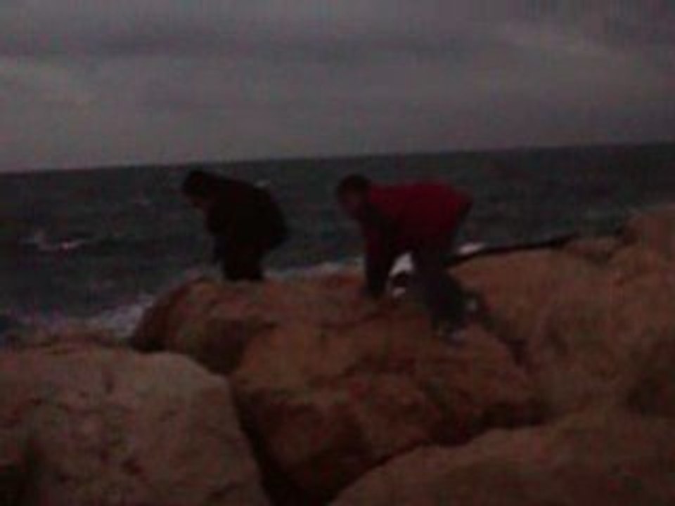 Axel et Mathis prennent la douche