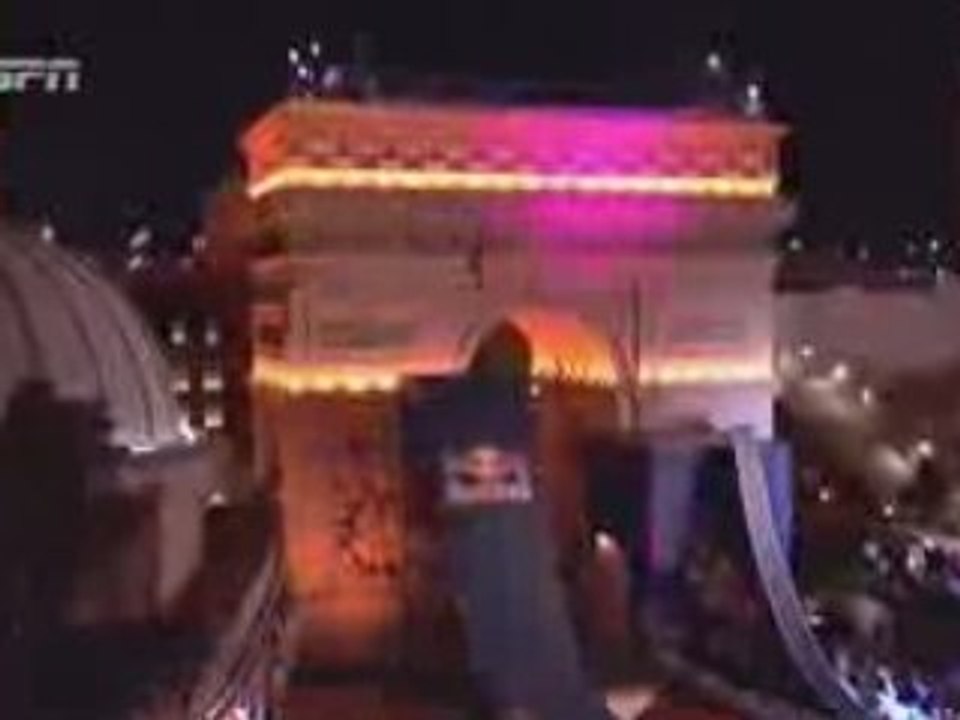 Robbie Maddison saut moto sur l'arc de triomphe las vegas
