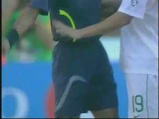 Arbitre qui se fait voler son carton