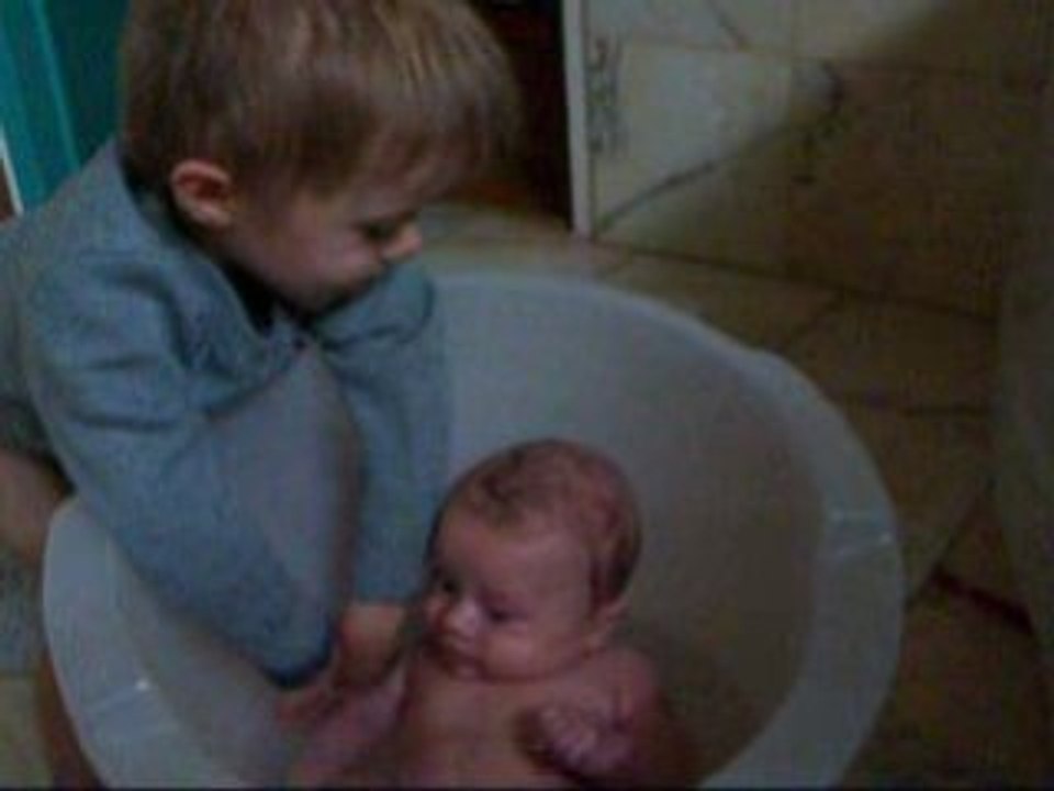 Esteban donne le bain à son frère