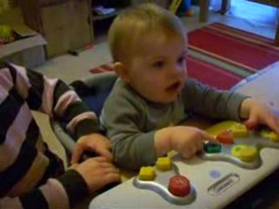 Alan 15 mois devant l'ordinateur