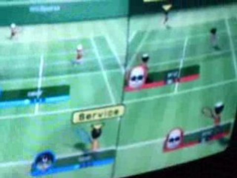 une troupe d'amis jouent a la WII.. .