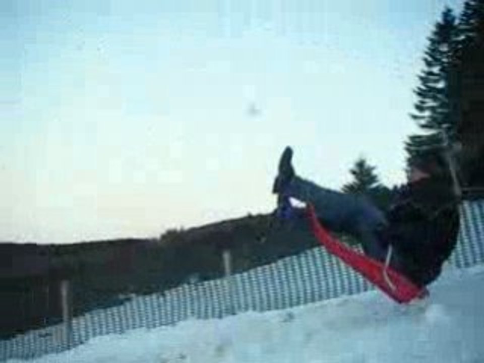 descente en luge sur piste de ski