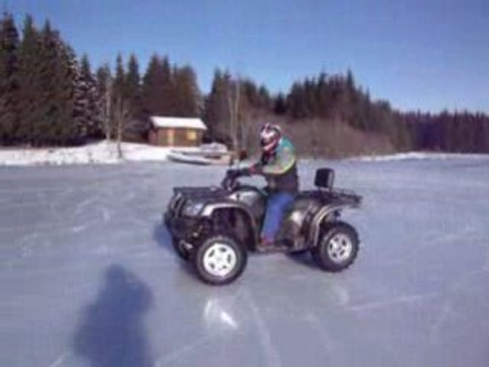 Quad sur lac gelé