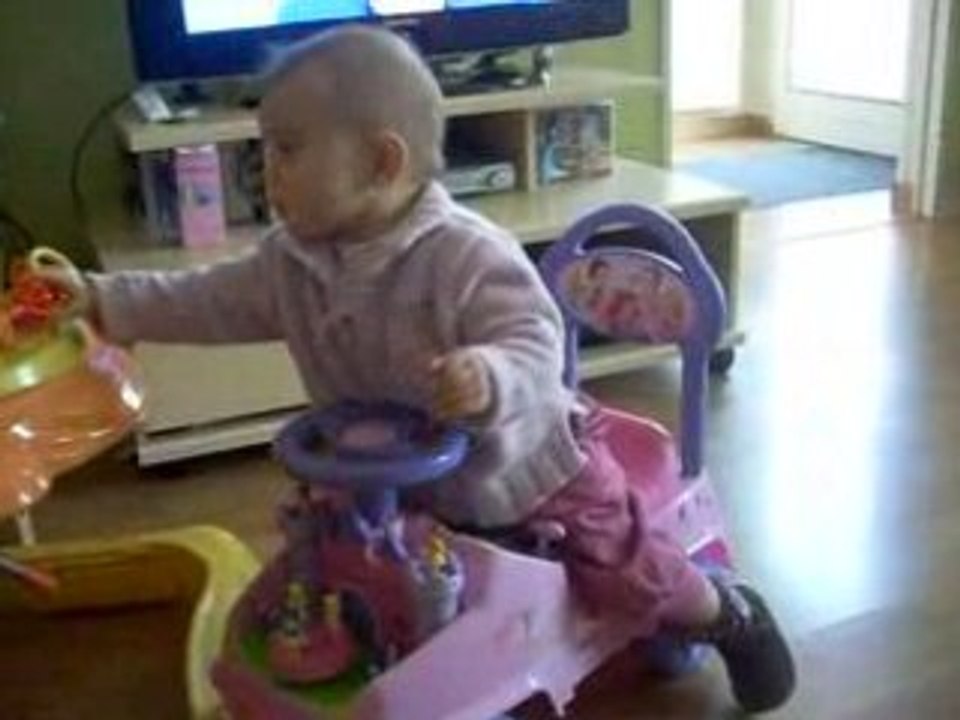 Jade 11 mois dans le pousseur