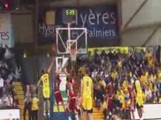 rebond et passe Ferchaud pour PAP