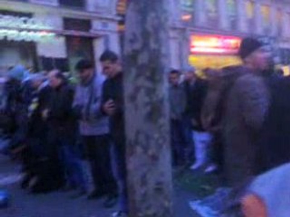 L'APELLE A LA PRIERE PENDANT LA MANIFESTATION