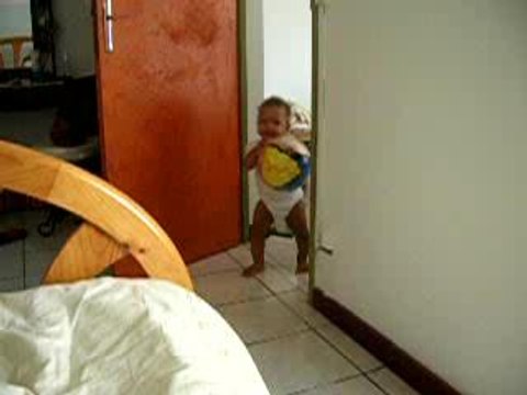 Je joue avec mon nouveau ballon!