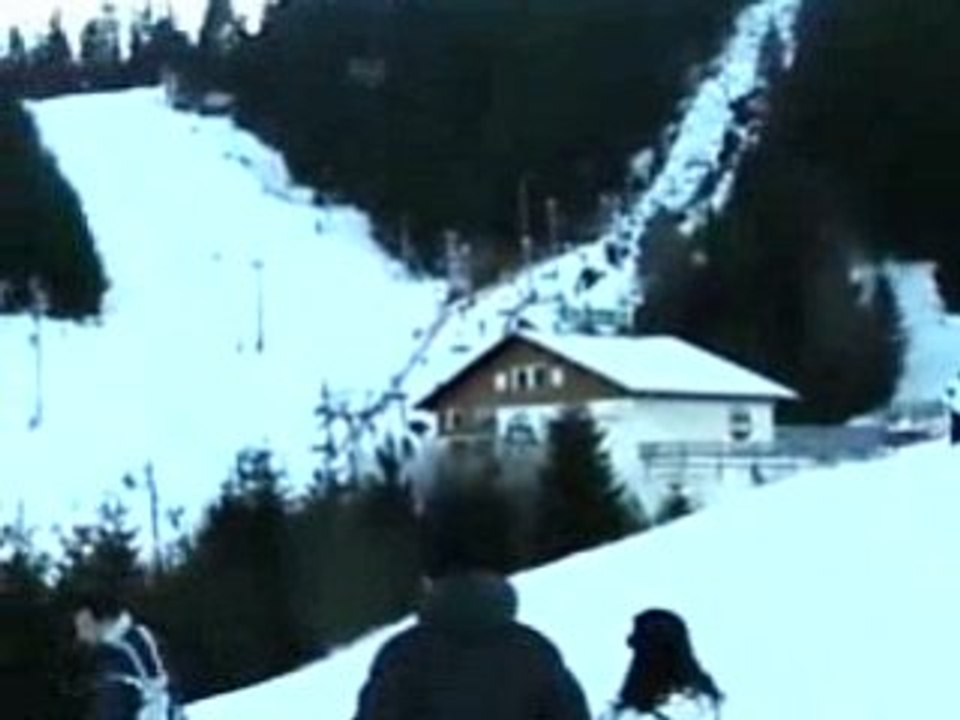 Descente piste des Tétras _rouge_ filmée depuis la station