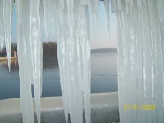 Stalactites éphémères sculptures de glace