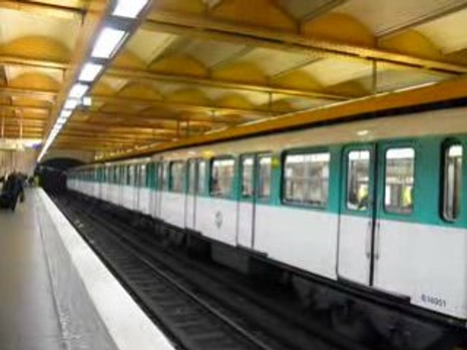 Le MF 67 N°12025 à la station Havre Caumartin sur la ligne 3