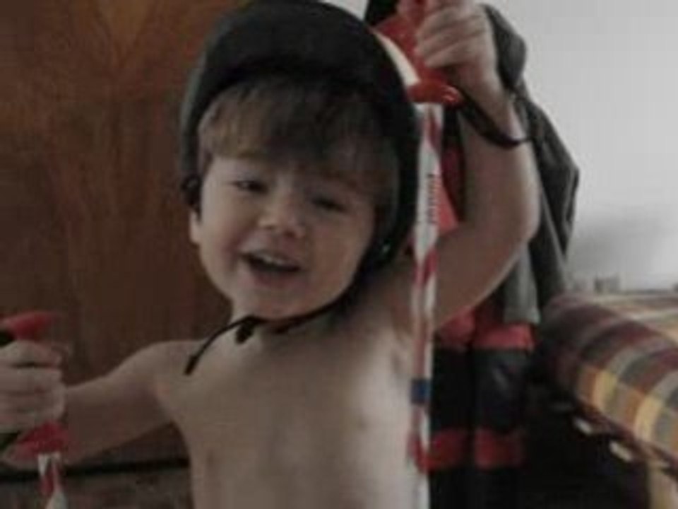 Mathieu chante Petit Papa Noël!