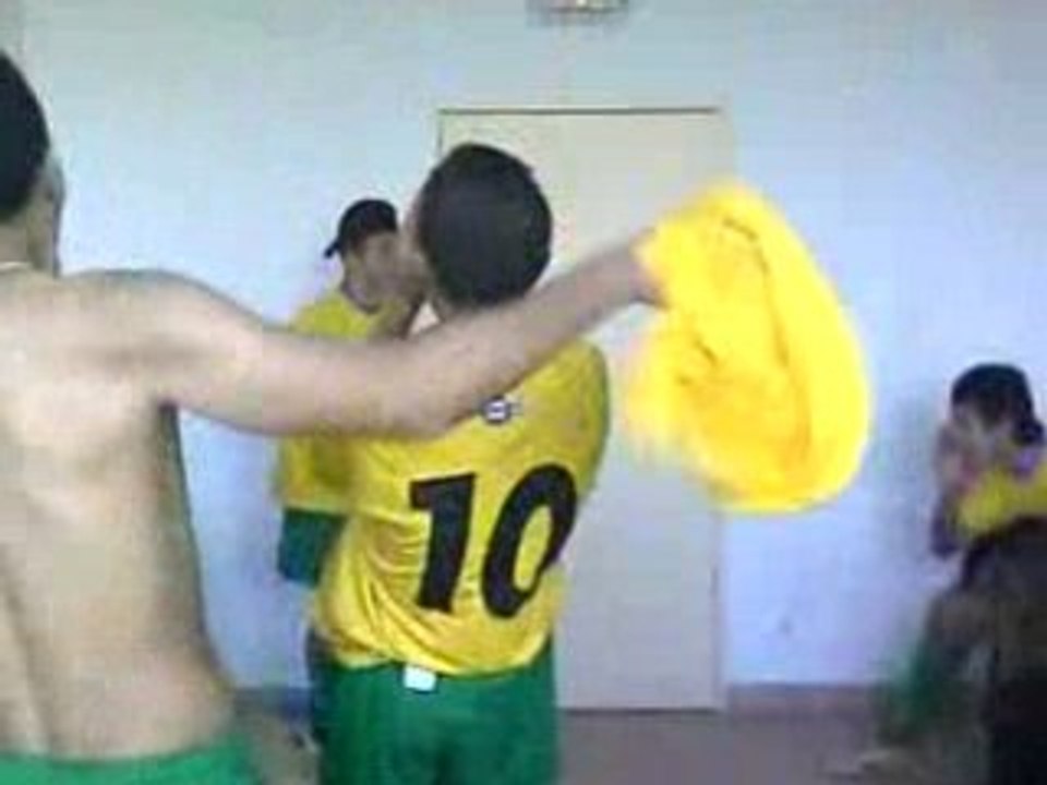 Houari 7 Hey c'est pote halla dans lé vestiére