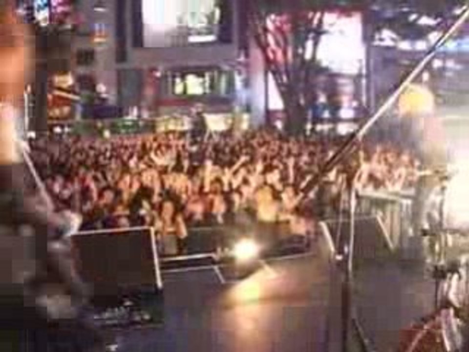 The GazettE ~ Secret Live at Shinjuku Station Square (extrai
