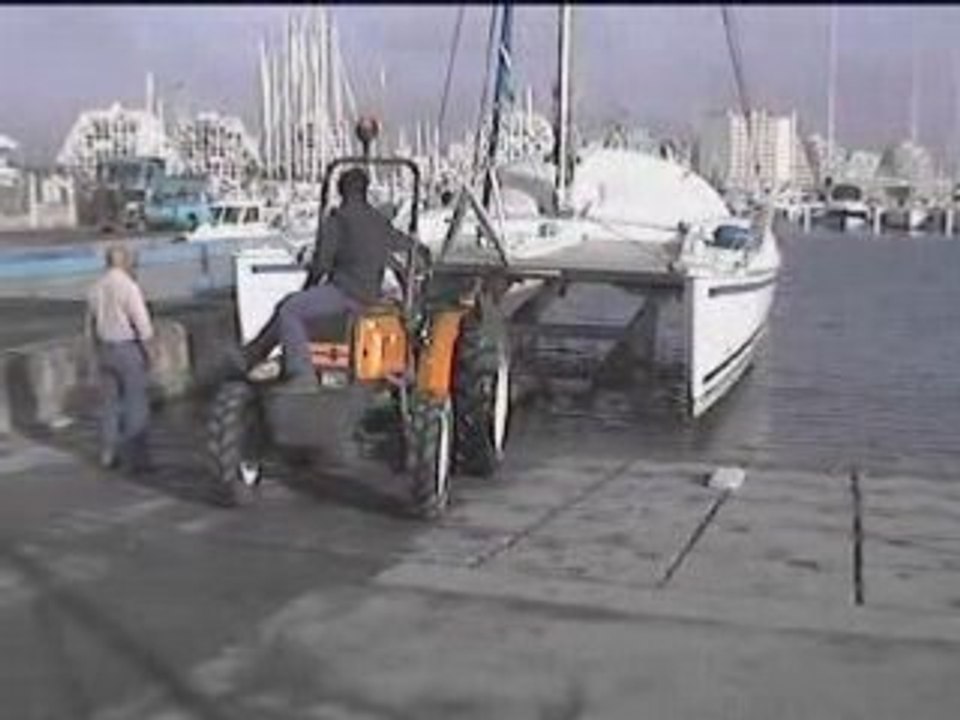 PARKLEV CATAMARAN: Sortie d'eau d'un CATAMARAN