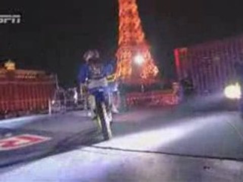 Robbie Maddison saute en moto sur l’arc de triomphe
