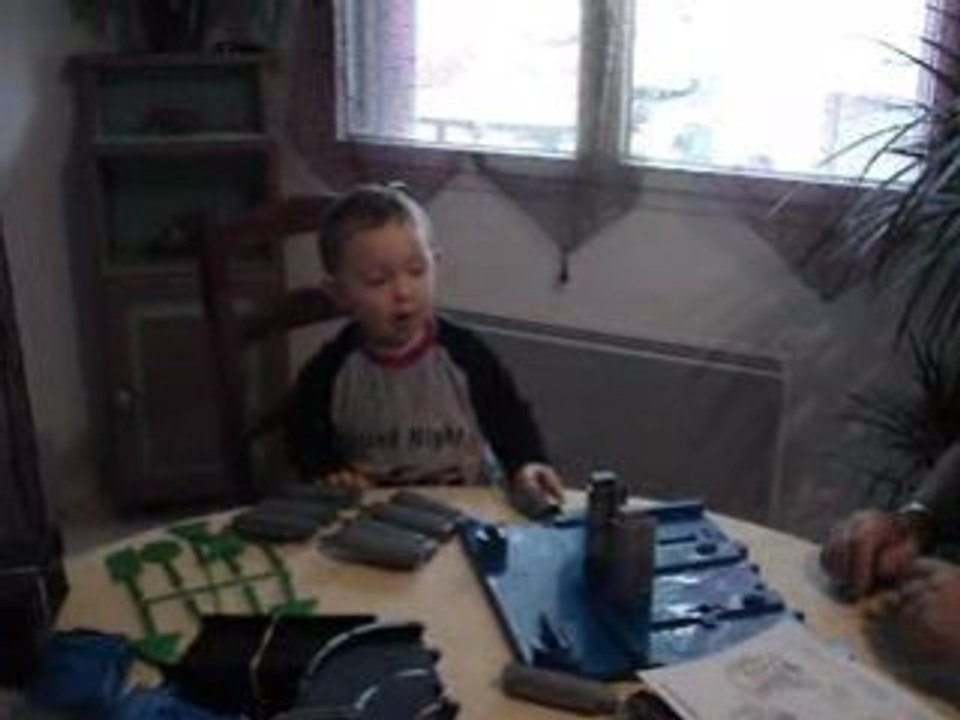 Ethan_bricole_avec_papy