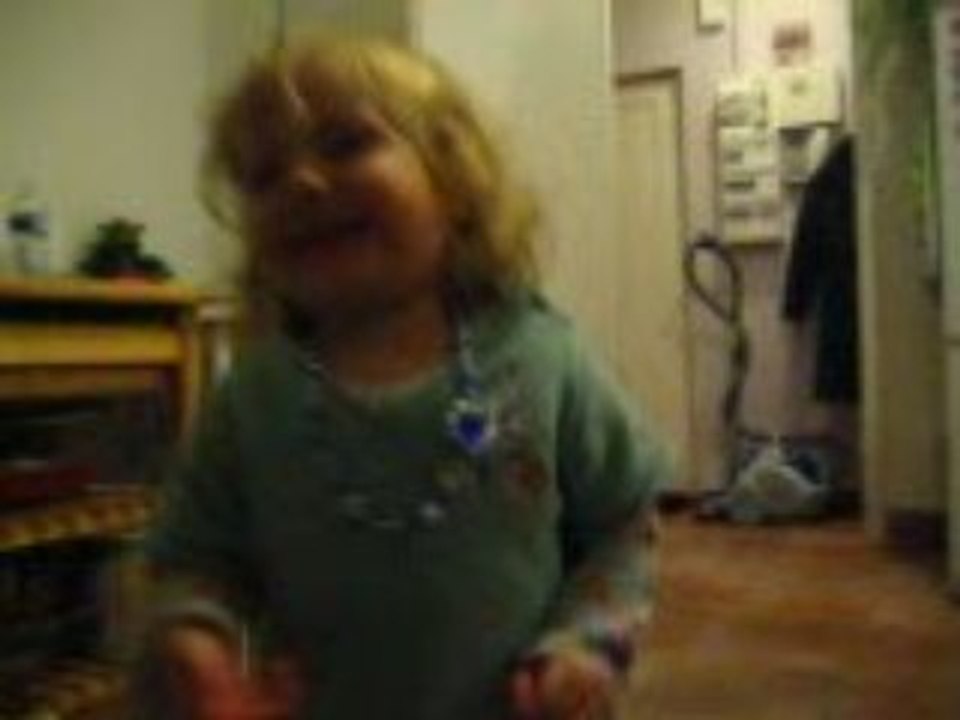 Elléa, chante la galette, maman